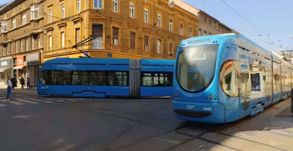 UŽAS U OSIJEKU, IMA POVREĐENIH! Bager udario u tramvaj sa putnicima!