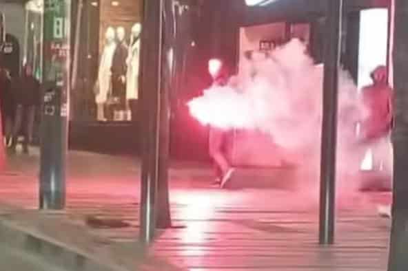 BAKLJOM PRŽIO LJUDE U CENTRU BEOGRADA! Uznemirujući snimak tuče: Šamarali ga i udarali po glavi, a onda ŠUTIRALI PO CELOM TELU (VIDEO)