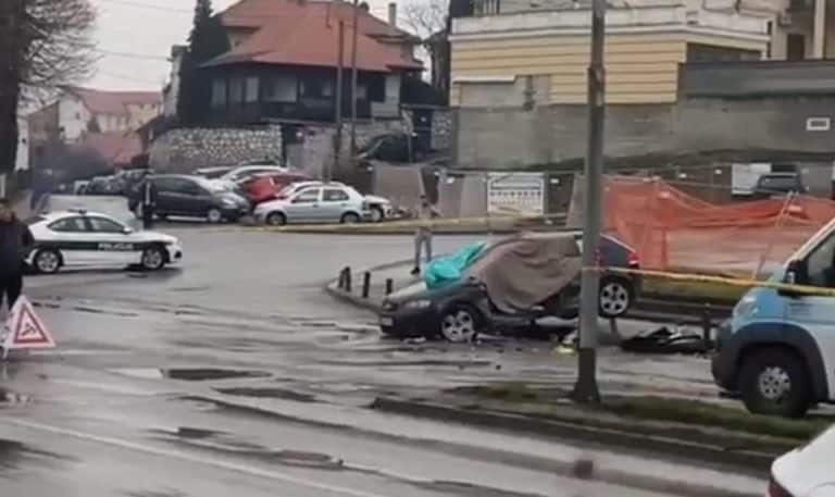 JEZIVA NESREĆA U TUZLI: Učestvovala tri vozila, poginula žena (VIDEO)