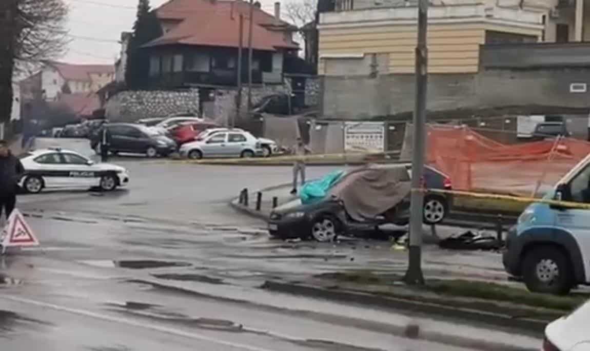 JEZIVA NESREĆA U TUZLI: Učestvovala tri vozila, poginula žena (VIDEO)