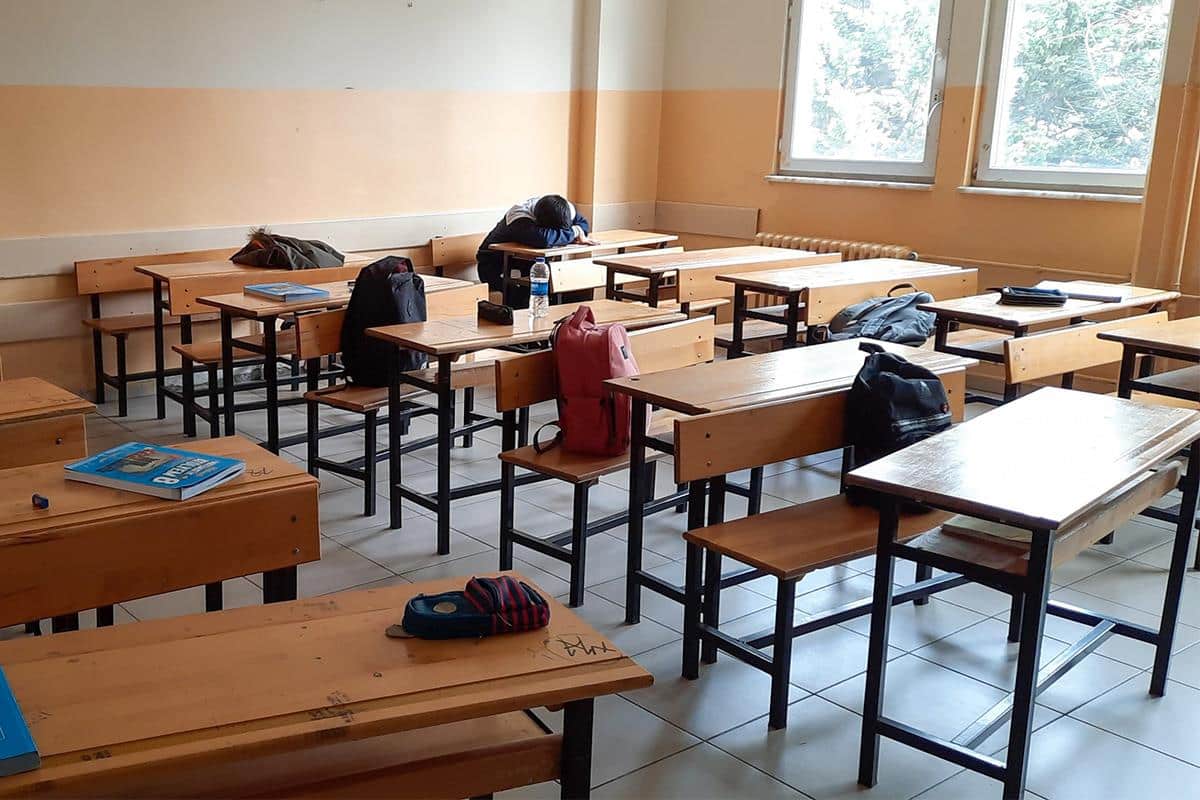 Novi detalji incidenta u kraljevačkoj školi! Oglasio se direktor: Učenici su na času kašljali, žalili se na iritaciju i pečenje u nosu i ustima