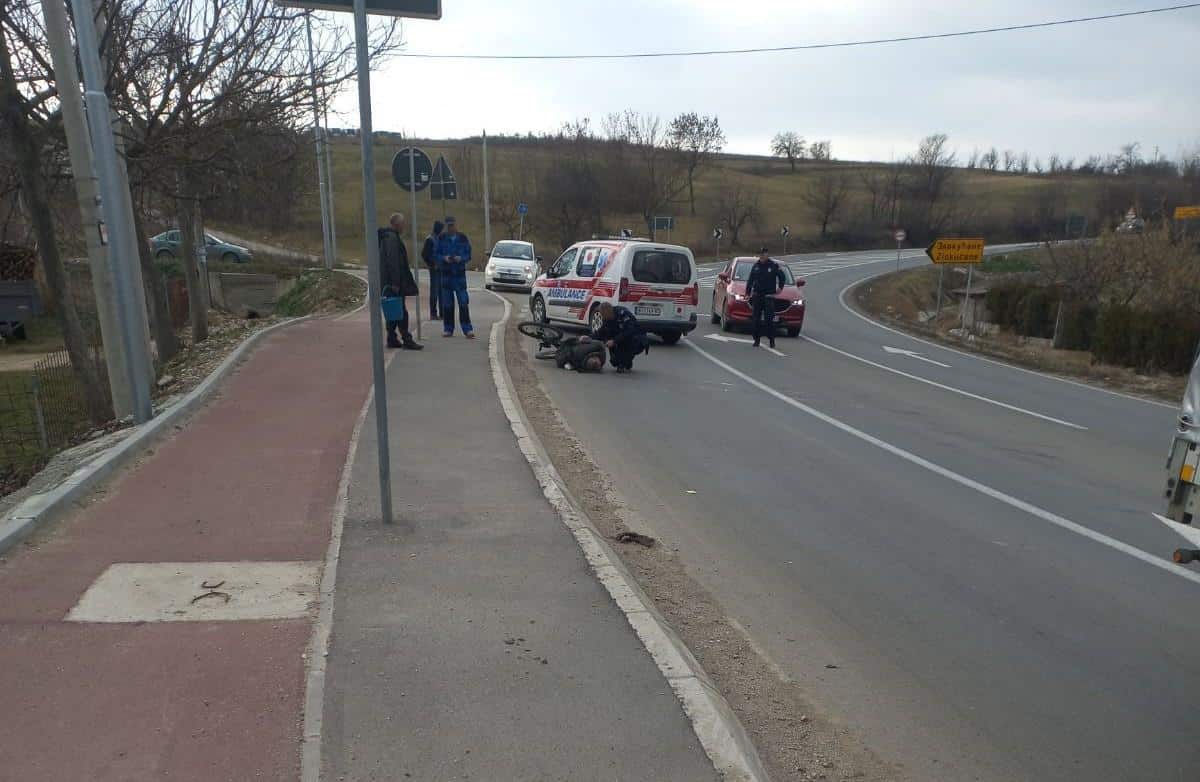 OBOREN BICIKLISTA U SELU KOD PROKUPLJA: Stariji muškarac u teškom stanju, u udesu učestvovao i kamion beogradskih tablica