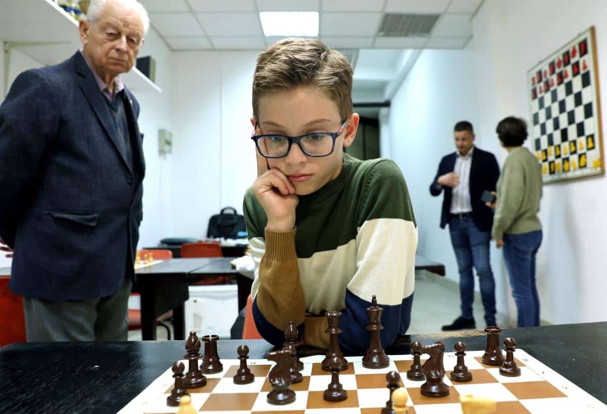 MALI UROŠ, GENIJE IZ NIŠA! Ima samo 10 godina, a već je prvak Evrope u brzopoteznom šahu (FOTO)