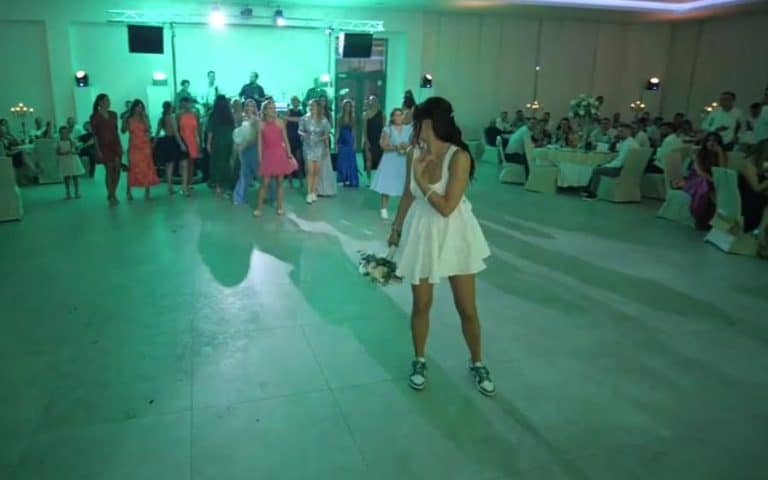 HIT VIDEO: Dalmatinka bacala buket na svadbi, pa sve šokirala ovim potezom!