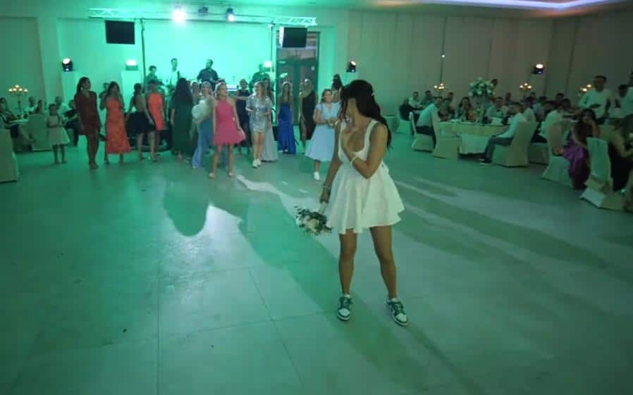 HIT VIDEO: Dalmatinka bacala buket na svadbi, pa sve šokirala ovim potezom!