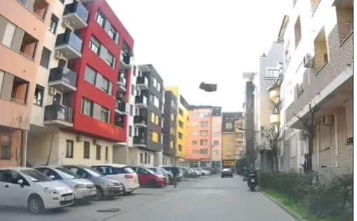 INSTRUKTOR OPUŠTEN, DEČKO LEPO VOZI A ONDA ŠOK! Zakočio u mestu! Bože, šta ovo bi, da nije čovek pao?! Suluda scena na času vožnje u Novom Sadu (VIDEO)