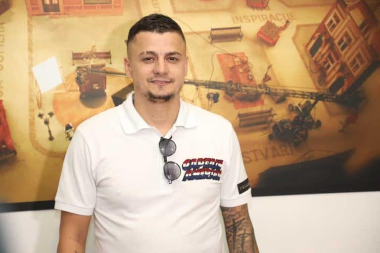 TERZA ZAVRŠIO U KREVETU SA OVOM STARLETOM! Sofija zanemela, tresla se Bela kuća! Hitno se oglasila njegova porodica: “Šta radi on!”