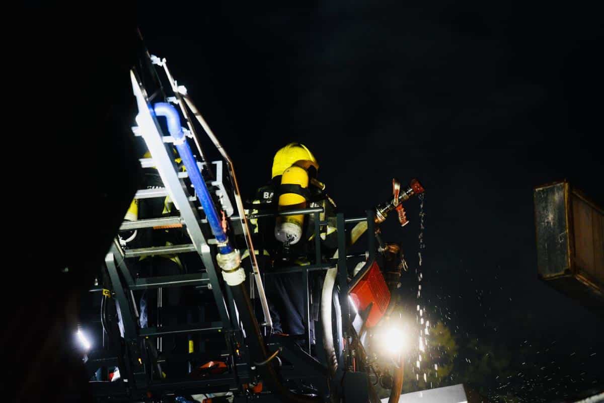 PREVRNULA SE CISTERNA SA SUMPORNOM KISELINOM U VRČINU: Tečnost curi, 20 vatrogasaca na terenu