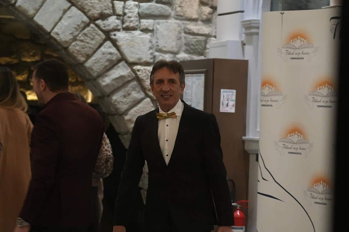 SVE SAMA ESTRADNA ELITA! Evo ko je sve došao na rođendan kod Žike Jakšića… Tu je legendarni glumac, fudbaler i jedna od najpoznatijih pevačica