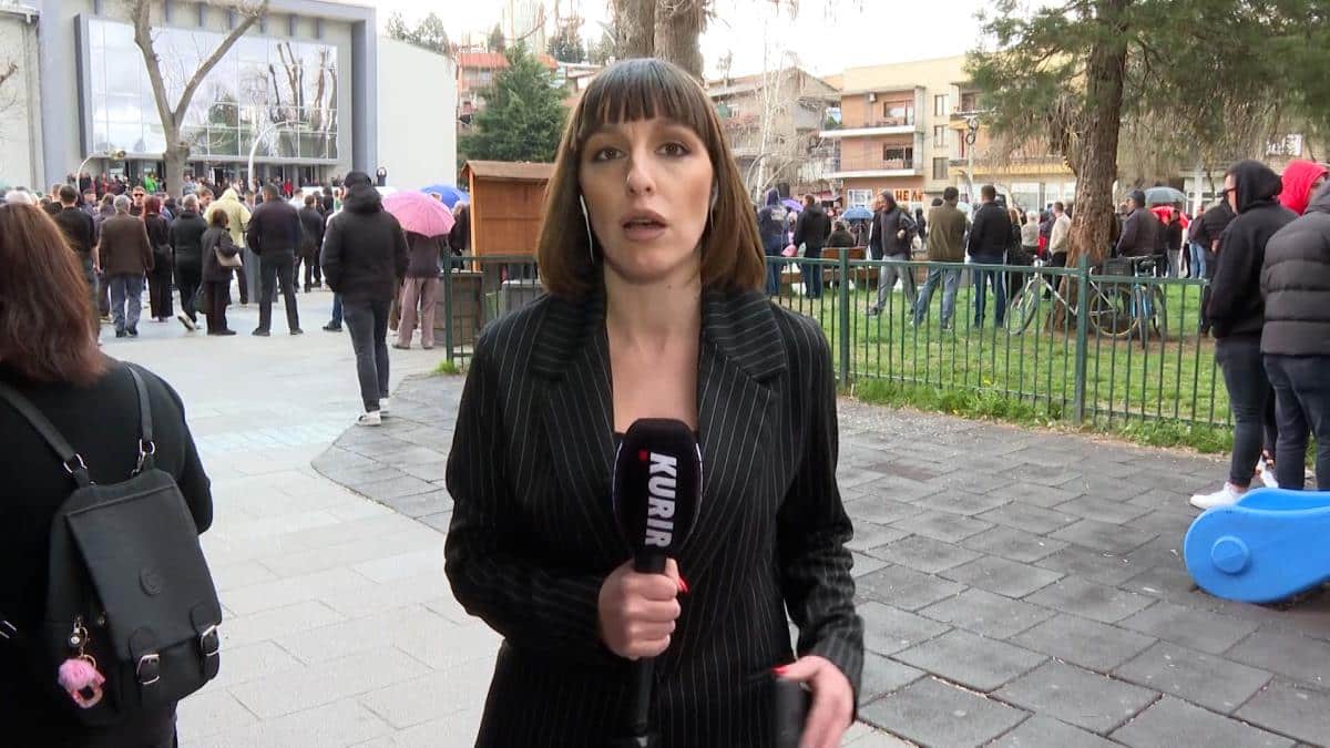 KURIR TELEVIZIJA UŽIVO IZ KOČANA U MAKEDONIJI – Građani se okupljaju u sve većem broju, kako bi odali počast tragično nastradalima!