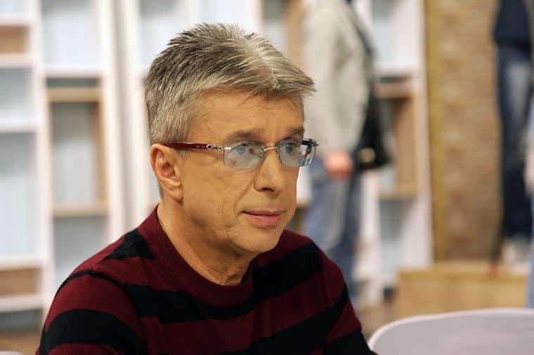 KOME JE SVE KUMOVAO SAŠA POPOVIĆ NA ESTRADI? Neke je venčao, a neke krstio