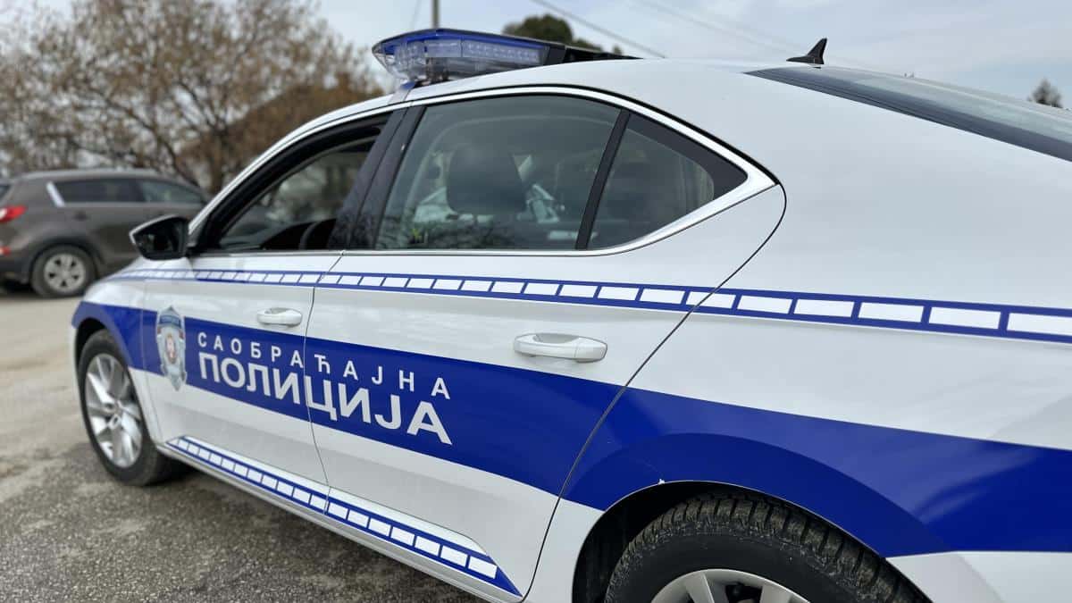 TEŠKA SAOBRAĆAJNA NESREĆA KOD BAČKE PALANKE: Preticao traktor pa se zakucao u auto iz suprotnog smera, ima više povređenih (foto)