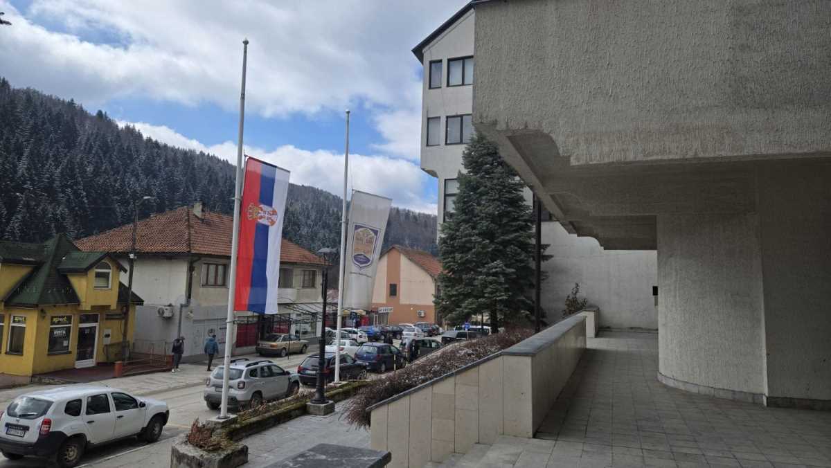 MUK U NOVOJ VAROŠI, ZASTAVE NA POLA KOPLJA: Danas je Dan žalosti, grad tuguje za dvojicom prerano preminulih mladića