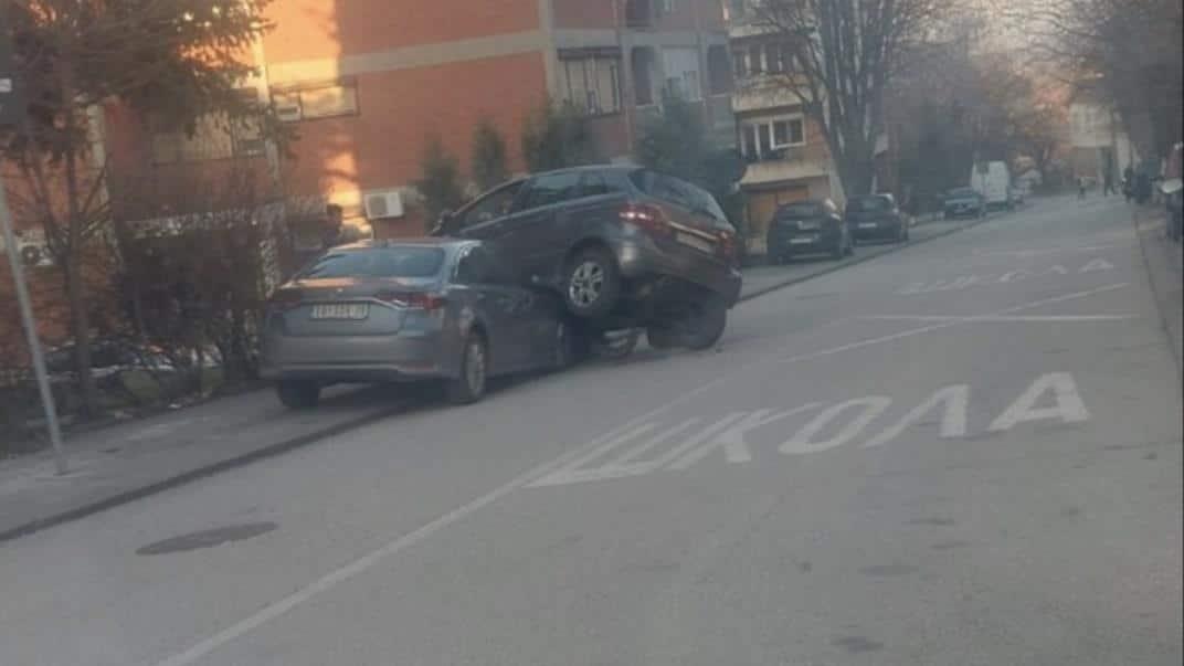 OČEVICI O NESVAKIDAŠNJEM UDESU U TOPOLI: Čuli smo da je vozač pomešao papučice, pa umesto kočnice nagazio gas: Mercedesom se “popeo” na parkiranog na trotoaru