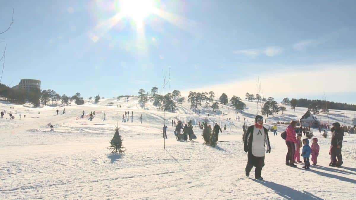 Proleće je na pragu, ali na ovoj planini ski-sezona i dalje traje: Zlatibor pun kao šibica i u martu, dok jedni šetaju drugi se sankaju i skijaju!