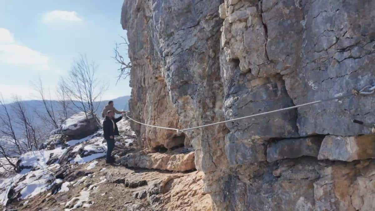 KOD TUTINA NAPRAVLJENA VIA FERRATA OD KOJE ZASTAJE DAH: Ovo je nova turistička atrakcija u Srbiji, gvozdeni put vodi do strmih litica (FOTO)