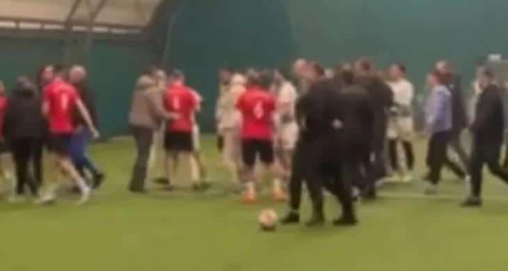 KRVNIČKI START GOLMANA, PA OPŠTA TUČA! Haos u komšiluku: Sevale pesnice, nije se znalo ko koga udara, dvojica završila sa slomljenom nogom! (VIDEO)