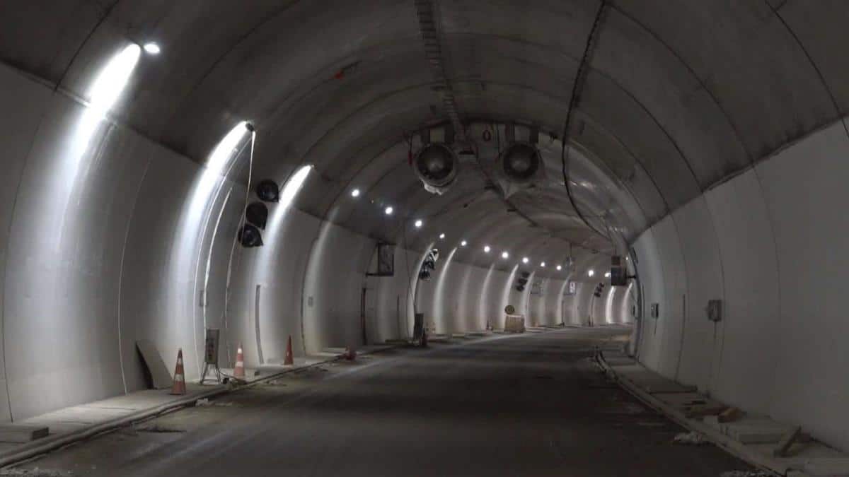 MAŠINE RADE PUNOM PAROM! Završetak Miloša Velikog sve bliži, počelo asfaltiranje u tunelu Munjino brdo (FOTO)
