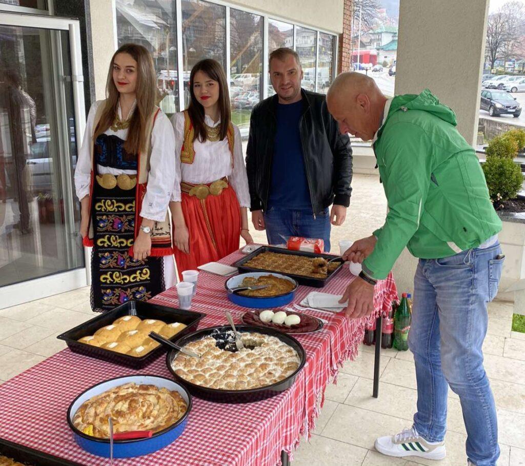 BAKLAVE, MANTIJE, TULUMBE, URMAŠICE, IZOBILJE NA STOLU: Tradicionalna Bajramska sofra povodom velikog islamskog praznika upriličena na Zlataru (FOTO)