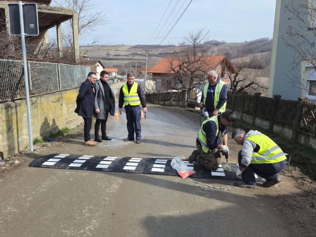 POSTAVLJANJE USPORIVAČA BRZINE U ZONAMA ŠKOLA: Opština Trstenik brine o bezbednosti dece u saobraćaju (FOTO)