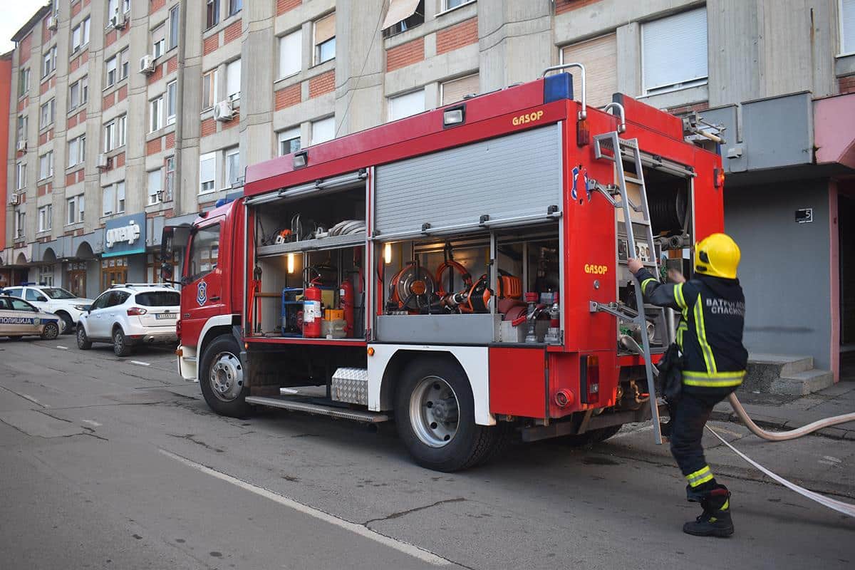 IZBIO POŽAR NA PETROVARADINU: Vatra izbila u hali u krugu nekadašnje fabrike (FOTO)