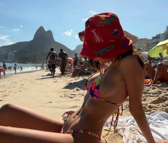 EMILI RATAJKOVSKI SE SKINULA NA PLAŽI U RIJU! Zapalila Brazil kad se okrenula i pokazala ZADNJICU, a onda slikala GRUDI i sve objavila na mrežama (FOTO)