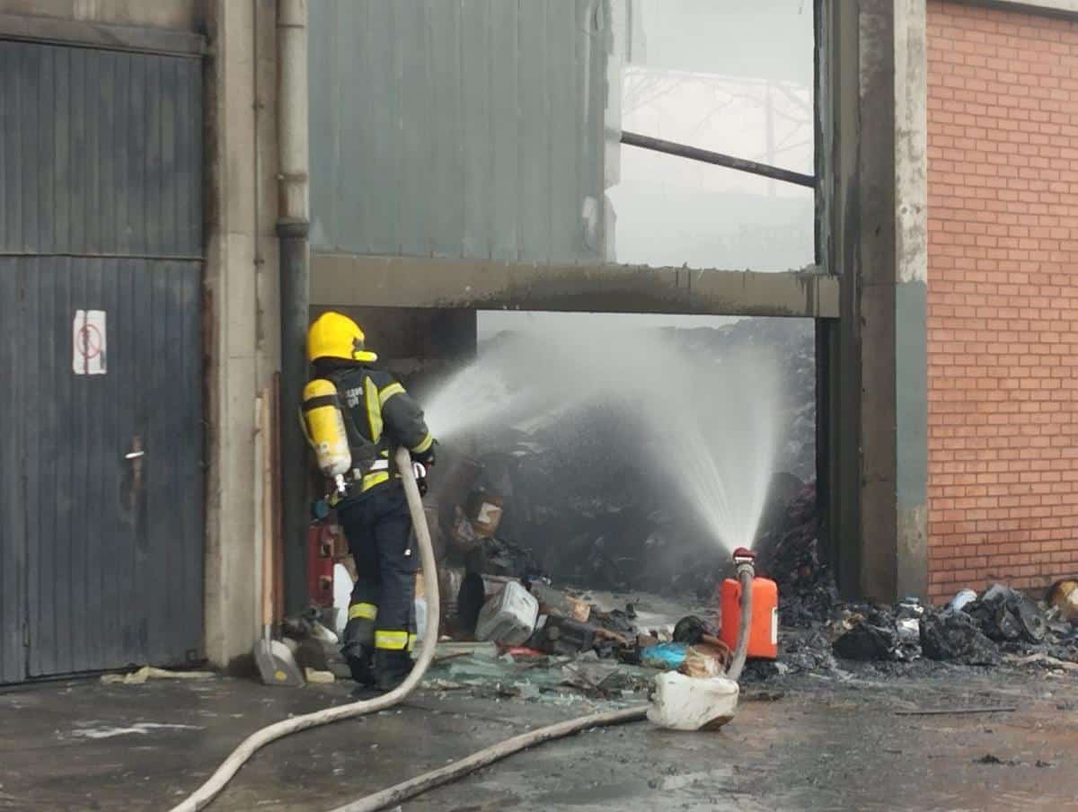 VATROGASCI I DALJE POKUŠAVAJU DA OBUZDAJU VATRU U NOVOM SADU: Nekoliko kamiona u pripravnosti, ekipe čitave noći dežurale kod izgorelog magacina (FOTO)