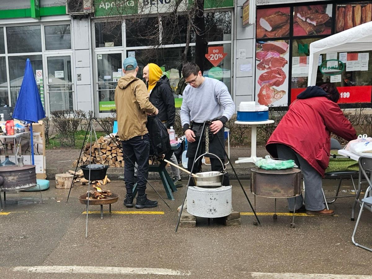 KOTLIĆI SPREMNI, DONELI I KLUPU ZA BENČ: Na ulicama Niša mali broj studenata u blokadi, u nekim delovima grada vlada vašarska atmosfera (foto)