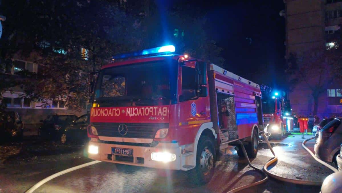 3 OSOBE SPASENE IZ POŽARA U KRAGUJEVCU! Gorela ulazna vrata i deo stana na drugom spratu