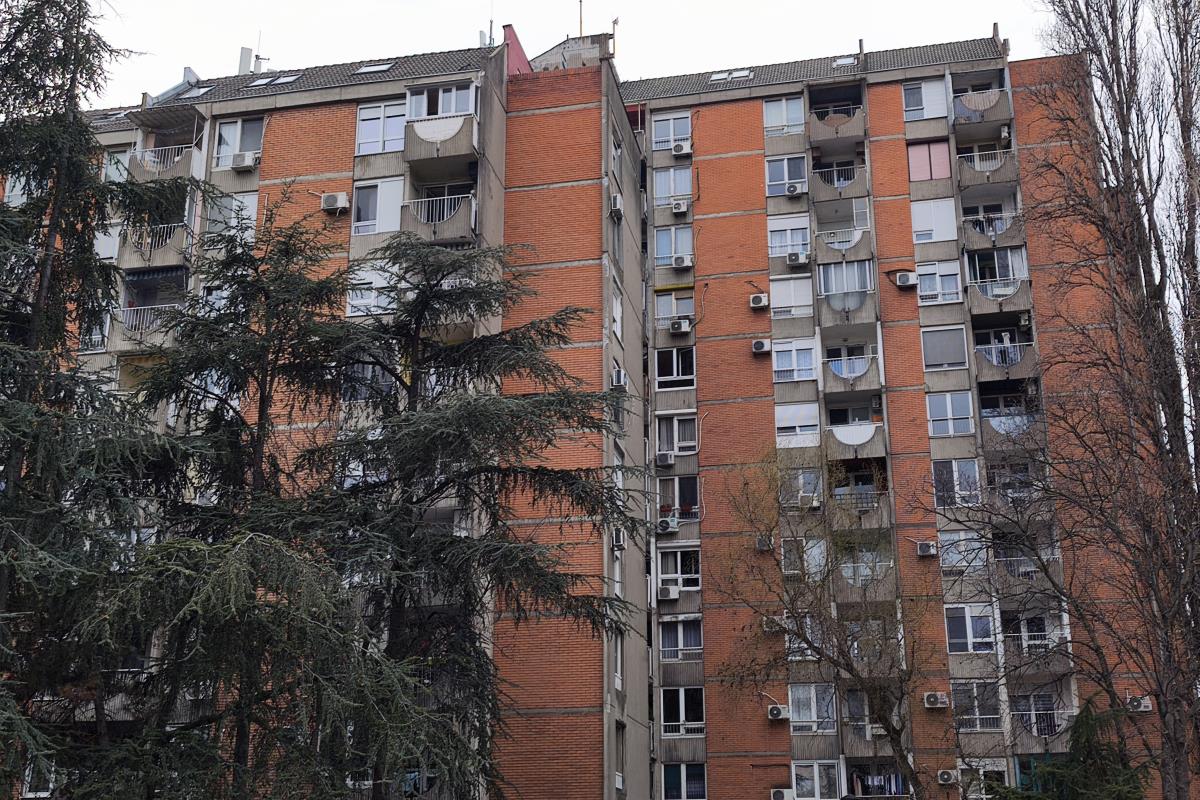 Stanari zgrade u Srbiji ostavili komšiji skandaloznu poruku: “Botaničar, smanji doživljaj”, upozoravaju na policiju, ljudi u komentarima izgubili kočnicu