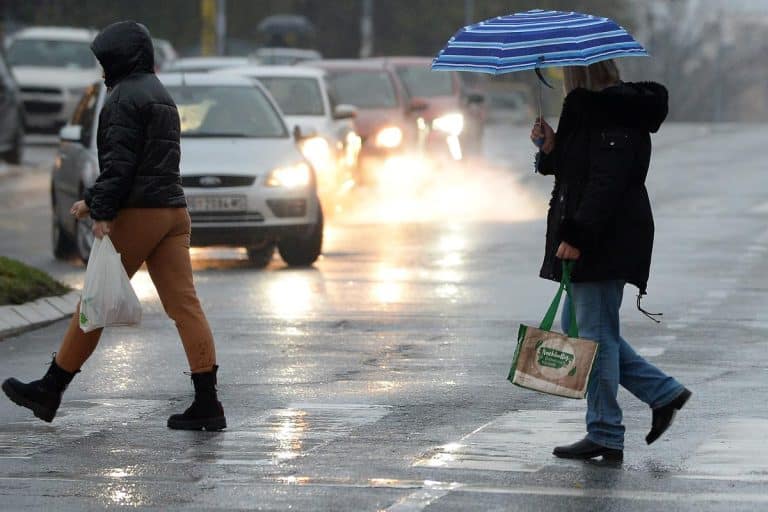 NA OVIM MESTIMA SLAB SNEG, NA DRUGIMA ODRONI: Oglasio se AMSS i uputio apel svim vozačima! Evo kakvo je stanje u saobraćaju u Srbiji