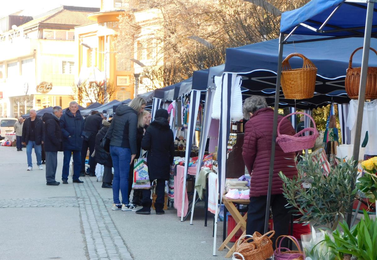 IDEALNO MESTO ZA PRAVI POKLON U Loznici otvoren Osmomartovski bazar (FOTO)