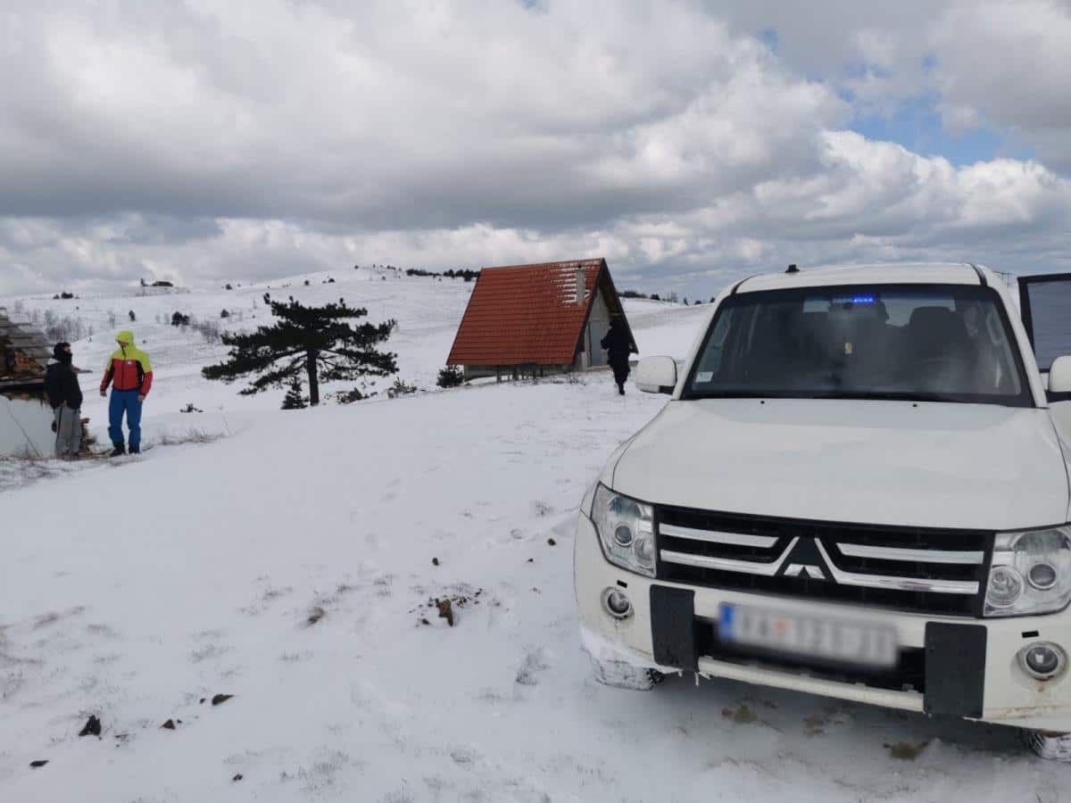 IZGUBIO SE KOLUMBIJAC NA PLANINI MALJEN: Vozio motor koji se pokvario, pa mu se izgubio trag – spasen brzom akcijom spasilaca (FOTO)