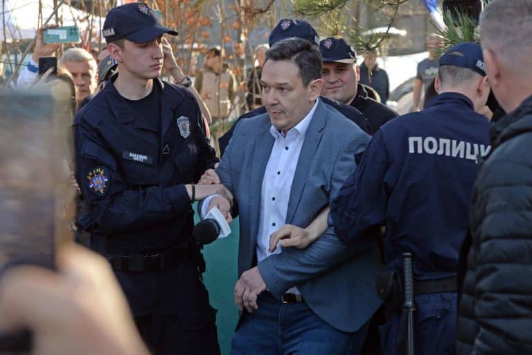 NEVEROVATNO! PROVOCIRAO STUDENTE KOJI HOĆE DA UČE, SAD JE NA SLOBODI: Šarović priveden, pa pušten iz Urgentnog centra! Jedna devojka se onesvestila zbog njega