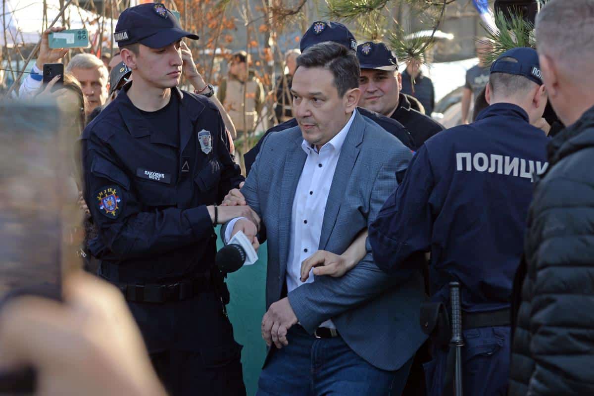 NEVEROVATNO! PROVOCIRAO STUDENTE KOJI HOĆE DA UČE, SAD JE NA SLOBODI: Šarović priveden, pa pušten iz Urgentnog centra! Jedna devojka se onesvestila zbog njega
