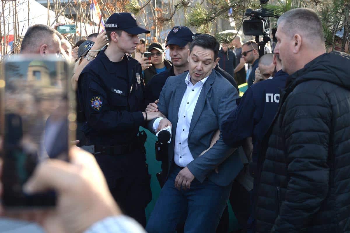 OGLASIO SE MUP POVODOM PRIVOĐENJA NEMANJE ŠAROVIĆA Oglušio se o naređenje policije na skupu u Pionirskom parku: Podnosi se zahtev za prekršajni postupak (FOTO)