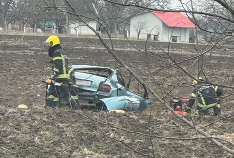“VOZIO JE BRZO, NIJE USPEO DA ODREAGUJE NA VREME I SLETELI SU” Strašni detalji udesa kod Zrenjanina, uhapšen otac (20) POGINULE BEBE STARE SAMO 3 MESECA