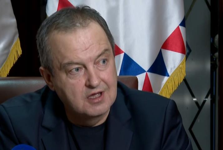 POLICIJA NIKOG NIJE NAPALA, OMETANA JE NA ZADATKU Dačić o situaciji ispred RTS: Jedan pripadnik Žandarmerije je povređen, završio u Urgentnom