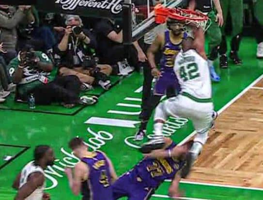 DONČIĆ DOBIO BRUTALAN UDARAC U GLAVU! Patosirao Slovenca i nastavio dalje kao da se ništa nije dogodilo! Luka se previjao od bolova! (VIDEO)