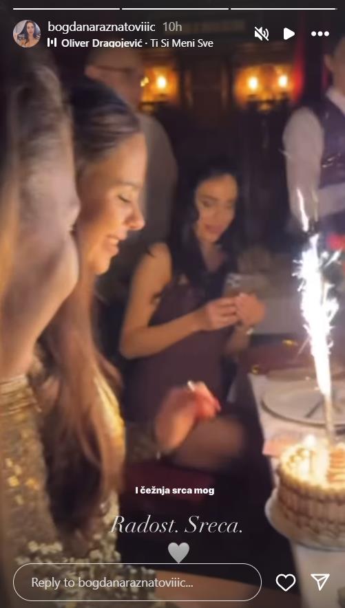 ZAVIRITE NA SLAVLJE CECINE SNAJKE! Bogdana Ražnatović proslavila rođendan bez Veljka: Celo veče je pevala i uživala, a u ponoć vatromet i torta! (FOTO)