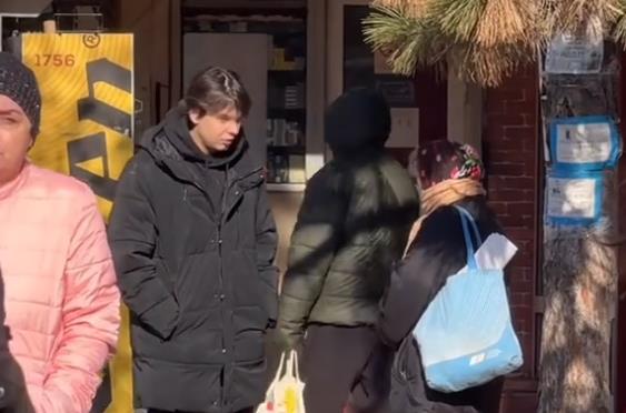 Luka je prišao ženi na ulici, a zbog njegovog gesta mu Srbija tapše: Momak raznežio ljude malim gestom “Baka je seljačko dete…”