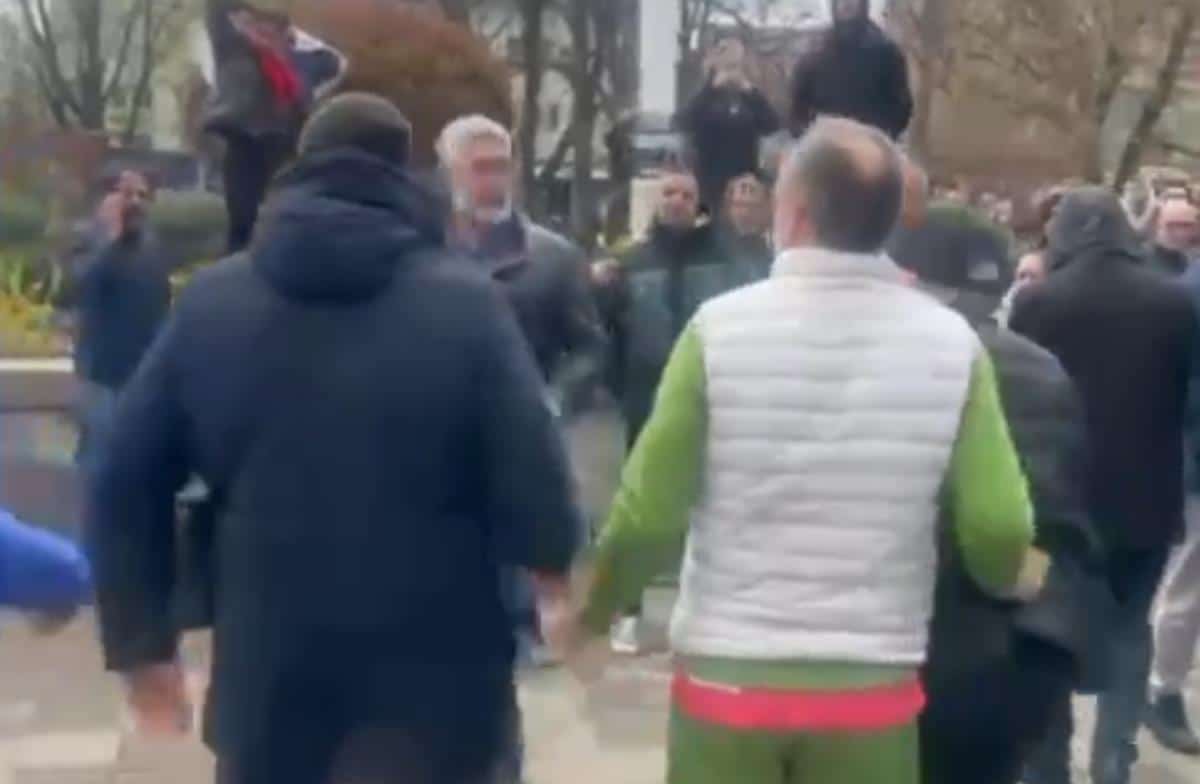 JEZIVO! OPKOLILI ČOVEKA, PRISTALICA OPOZICIJE GA UDARA U GLAVU: Policija uhapsila četvoricu zbog brutalnog nasilja u Obrenovcu, identifikuju se ostali akteri