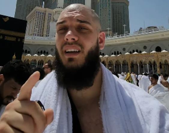 DEJAN DRAGOJEVIĆ SE U SUZAMA VRAĆA IZ MEKE: “Svaki musliman treba ovo da uradi… ” Ne prestaje da plače: Sve sam snimao, pa ću i ovo (FOTO)
