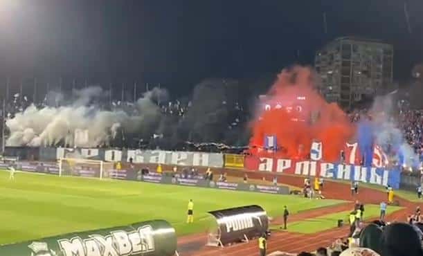 KAKVA FEŠTA NA JUGU! Grobari dimnim bombaba “obojili” celu tribinu – sve je u bojama Partizana i CSKA, pogledajte ovaj spektakl! VIDEO