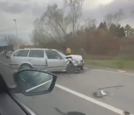 AUTOMOBIL UNIŠTEN, DELOVI RASUTI SVUDA PO PUTU! Silovit sudar na ulazu u Mladenovac (VIDEO)