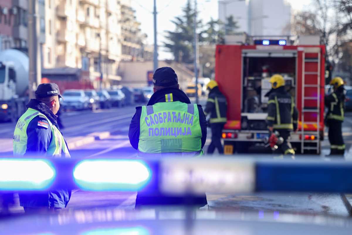 MOTOCIKL U DELOVIMA NASRED PUTA, POTPUNO UNIŠTEN! Teška saobraćajka kod Kovina, dve osobe hitno prevezene u bolnicu (FOTO)