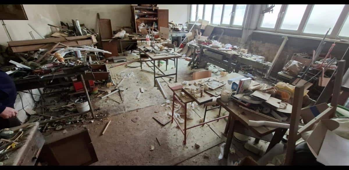 SRAMOTNO I BAHATO! BLOKADERI DEMOLIRALI EKONOMSKU ŠKOLU U LESKOVCU! Pogledajte ruglo nakon divljaštva! Da li je ovo ta “pristojna” Srbija?! FOTO