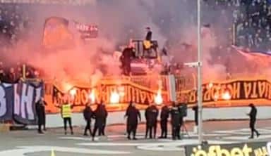 HAOS U KOMŠILUKU! Srbin gledao DIVLJANJE huligana: Zapalili zastavu na tribini, ispalili RAKETU, pa krenuli u OBRAČUN! Snimak žestoke tuče sve šokirao! (VIDEO)