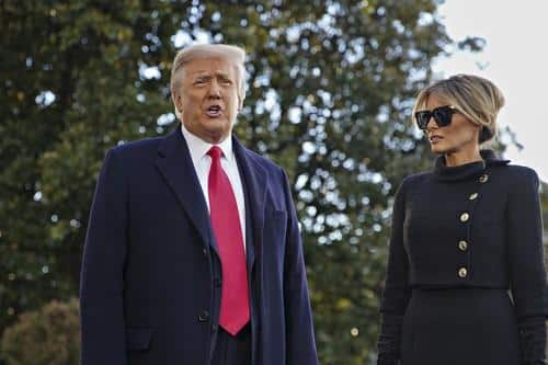 Isplivao snimak Melanije i Donalda Trampa: Prva dama posrnula, pa zamalo pala pored njega, a evo šta je on uradio (VIDEO)