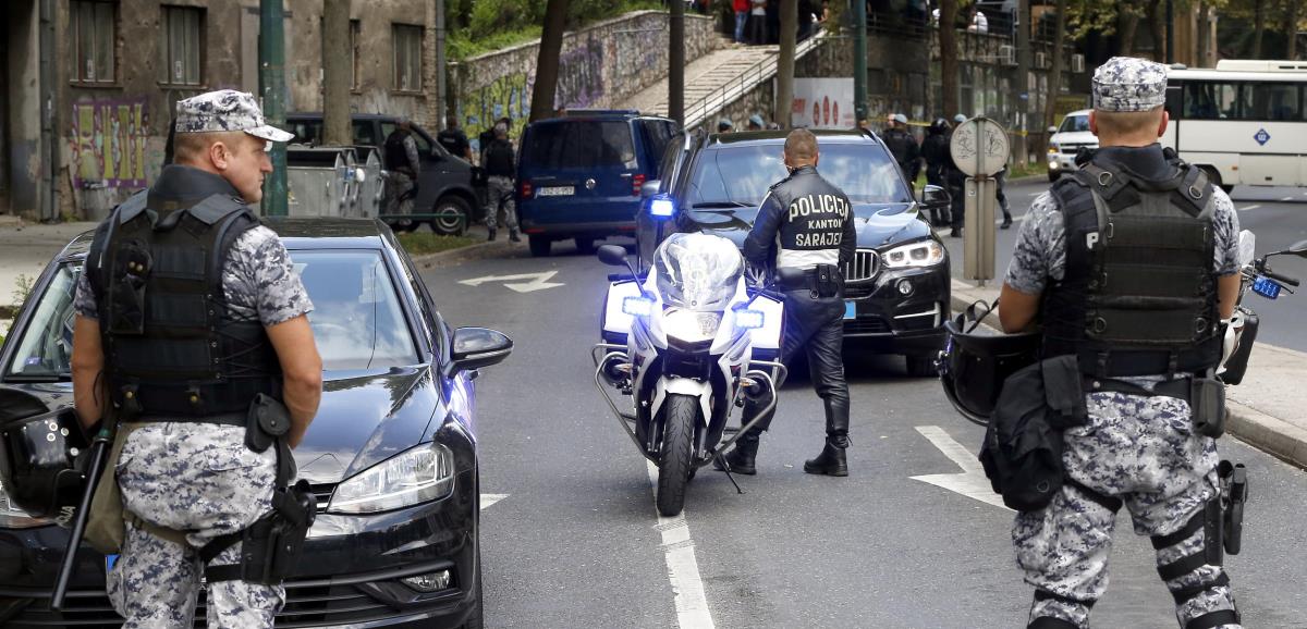 TEŠKA SAOBRAĆAJKA U DESPOTA STEFANA! Dve osobe povređene u Banjaluci, hitno intervenisali vatrogasci!